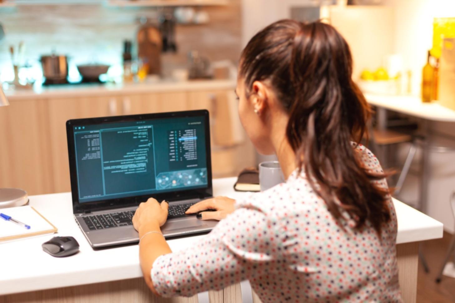 Student werkt aan game development project op laptop