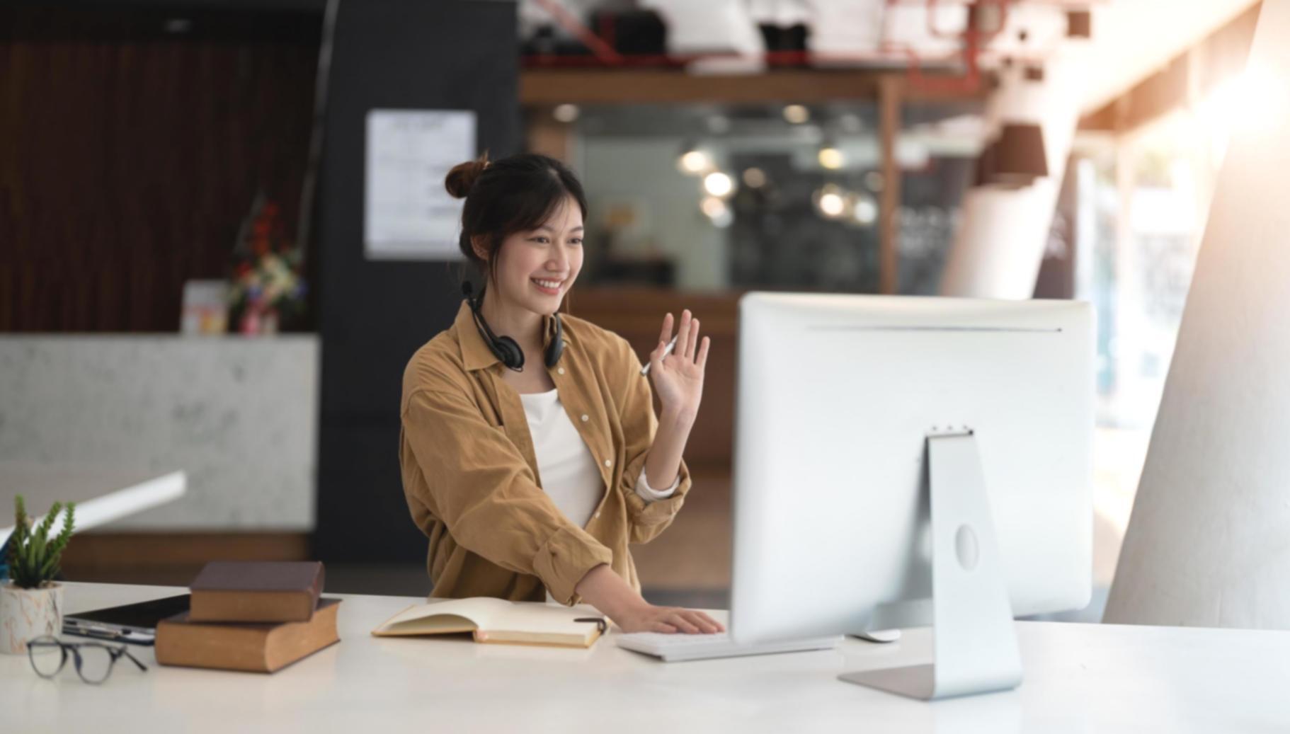 Deelnemers werken samen aan code tijdens een praktische programmeersessie